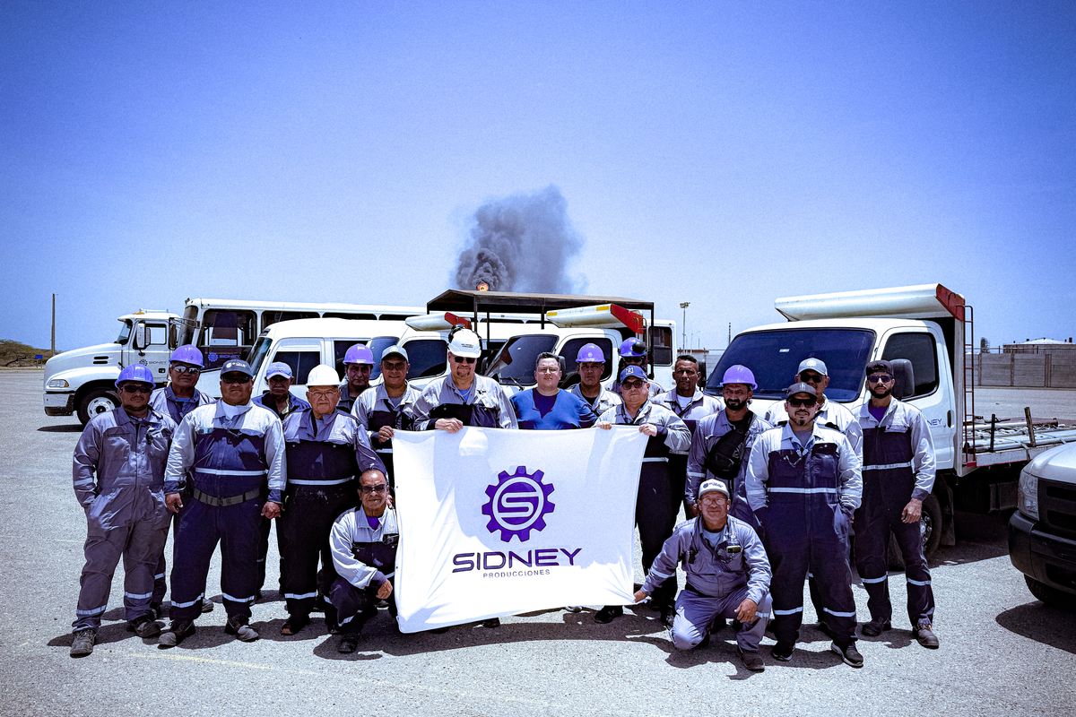 Personal operativo de Sidney Producciones frente a la flota, en el Complejo Refinador Paraguaná