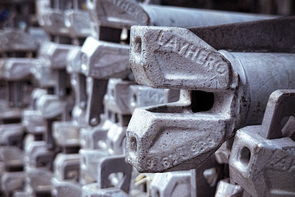 Cabezales Allround galvanizados con la marca Layher grabada
